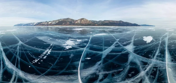 Le incrinature di Panorama su ghiaccio azzurro del Lago Baikal da Olkhon — Foto Stock