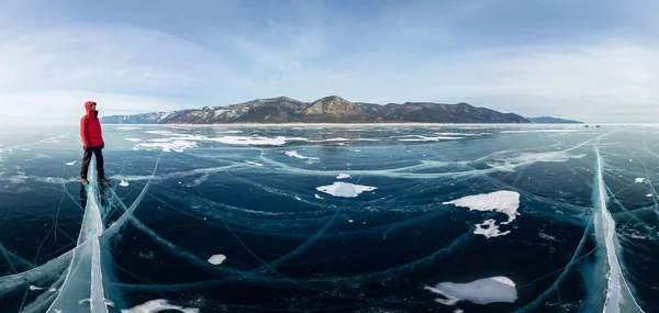 Panorama homem stand em rachaduras no gelo azul do Lago Baikal de Olkhon — Fotografia de Stock