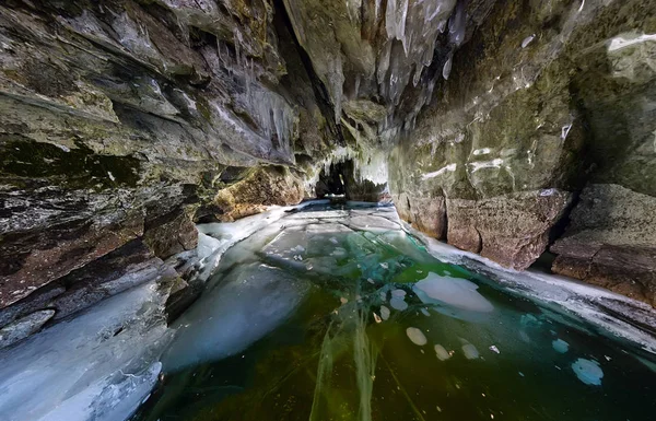 Panorama intérieur grotte de glace avec des glaçons sur Baikal, Olkhon — Photo