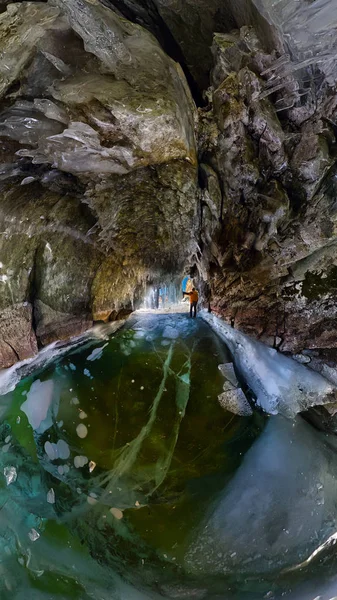 Panorama Homme Dans Une Grotte Glace Avec Des Glaçons Sur — Photo