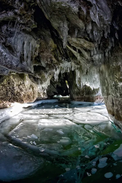 Panorama intérieur grotte de glace avec des glaçons sur Baikal, Olkhon — Photo