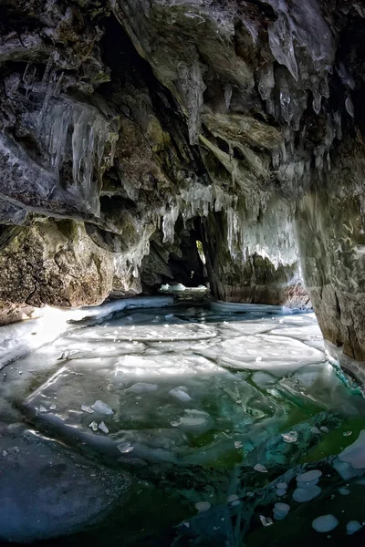 Panorama do ice cave sople na Bajkał, Olkhon — Zdjęcie stockowe