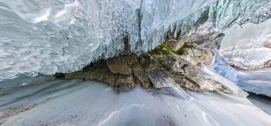 Bir buz mağarasında Baykal, Olkhon üzerinde buz sarkıtları ile Panorama şafak.
