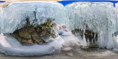 360 Baykal, Olkhon üzerinde buz sarkıtları ile 180 panorama şafak bir buz Mağarası.