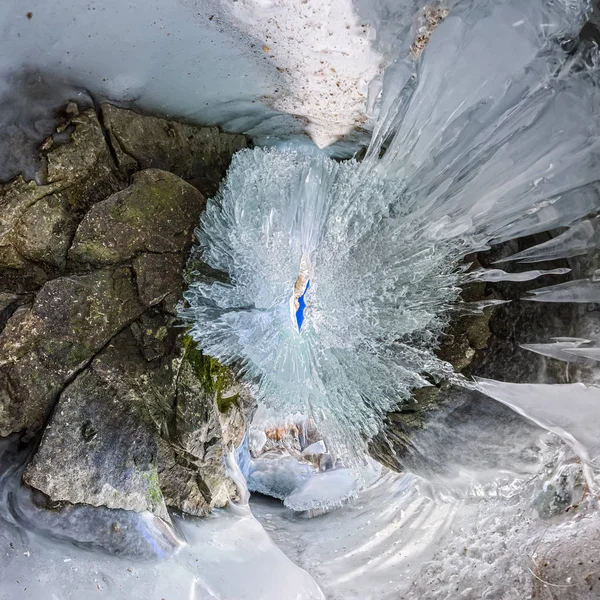 在冰洞与冰柱在贝加尔湖 Olkhon 全景黎明 — 图库照片