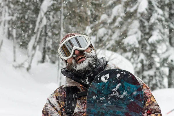 Retrato Barbudo Hombre Gafas Esquí Celebración Snowboard Las Montañas — Foto de Stock