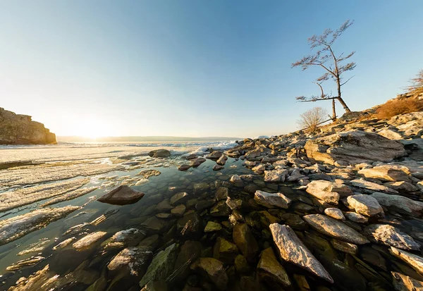 Panorama derretendo gelo do Lago Baikal perto da capa shamanka — Fotografia de Stock