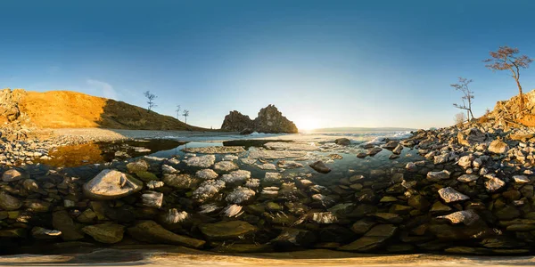 El hielo que se derrite del lago Baikal cerca del chamán del cabo Panorama esférico 360 180 grados —  Fotos de Stock