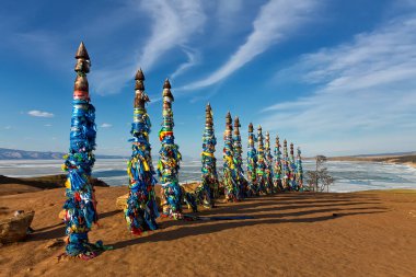 Serge günbatımında uzun gölgeler ile şaman Polonyalılar Olkhon üzerinde