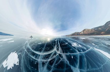 Panorama Olkhon gelen Deniz Baykal, mavi buz üzerinde çatlaklar.