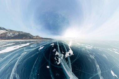 Panorama Olkhon gelen Deniz Baykal, mavi buz üzerinde çatlaklar.