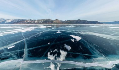 Panorama Olkhon gelen Deniz Baykal, mavi buz üzerinde çatlaklar.