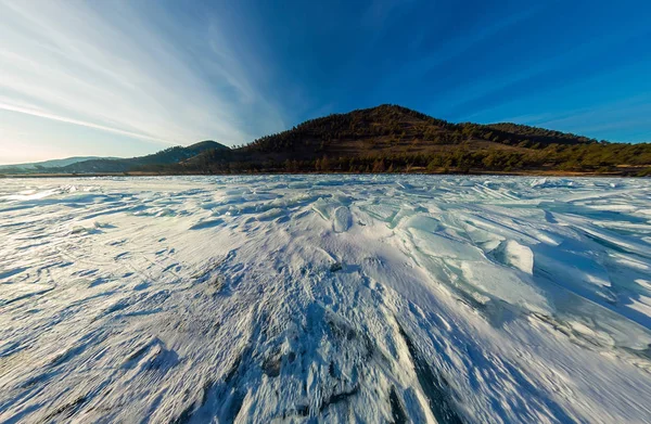 日没でバイカル湖の青い流れ山のパノラマ — ストック写真