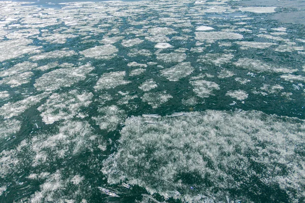 贝加尔湖在春天。冰漂移的看法在小海从海岸岩石 — 图库照片