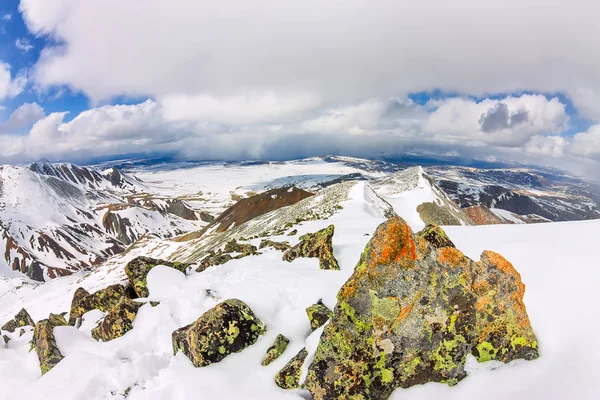 Montanhas nevadas aero foto drone, nuvens se aproximando picos e vale — Fotografia de Stock