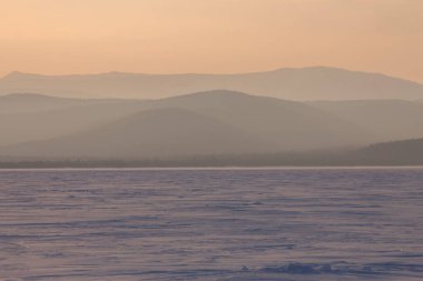 Panorama kış dağ, puslu dağ başında pembe şafak tepeler.