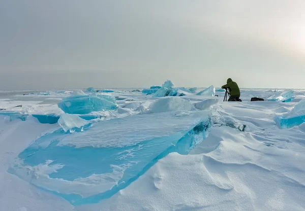 Photographer takes pictures frozen clear ice in winter lake baikal, russia — Stock Photo, Image