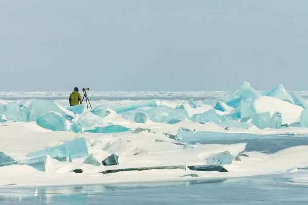 Fotógrafo tira fotos congeladas gelo claro no inverno lago baikal, Rússia — Fotografia de Stock