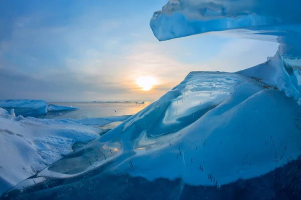 Manhã paisagem azul transparente hummocks ao amanhecer, lago Baikal Rússia Sibéria — Fotografia de Stock