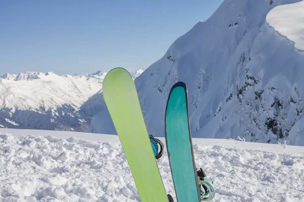 Dos tablas de snowboard en el fondo de las montañas nevadas del Cáucaso, la estación de esquí Rosa Khutor —  Fotos de Stock