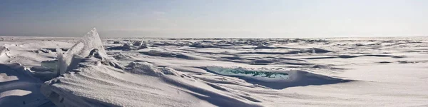 俄罗斯西伯利亚贝加尔湖雪地上的透明冰帽。广泛的全景背景 — 图库照片