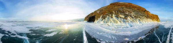 Capo con una grotta al tramonto nel ghiaccio del lago Baikal all'isola di Olkhon. Panorama cilindrico 360 — Foto Stock