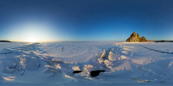 Grandes rachaduras no gelo do Lago Baikal no Shaman Rock na Ilha Olkhon. Esférico 360 graus vr panorama . — Fotografia de Stock