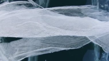 Rusya Sibirya 'nın Baykal Gölü' nün mavi şeffaf buzunda derin bir çatlak