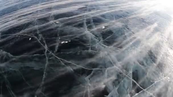 Sníh fouká na led od silného větru na jezeře Bajkal v zimě při západu slunce, Rusko Sibiř — Stock video