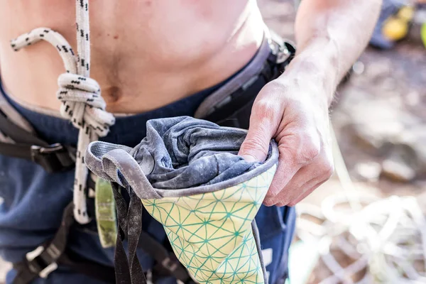 Man climber holding a bag of magnesia — Stock Photo, Image