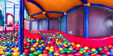 Renkli topları ve plastikten bir slaytı olan çocuk oyun odası. - Evet. Geniş görünüm