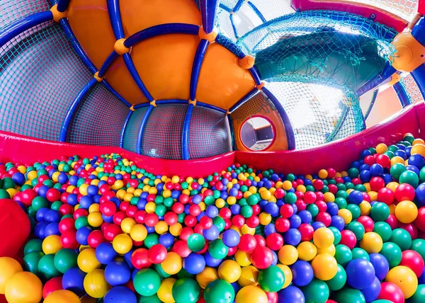 Sala de juegos para niños con bolas de colores y una diapositiva de plástico. .. Amplio panorama — Foto de Stock