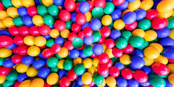 Bolas de plástico coloridas na sala de jogos da piscina das crianças — Fotografia de Stock