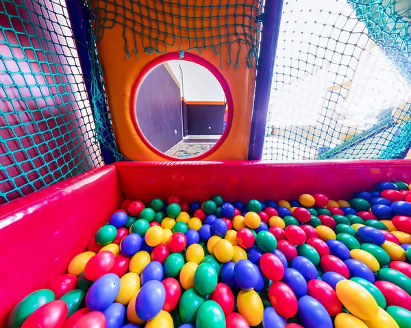 Sala de juegos para niños con bolas de colores y una diapositiva de plástico. .. Amplio panorama — Foto de Stock