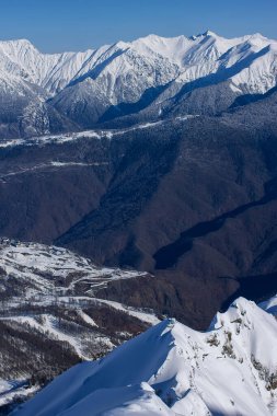 Rosa Tepesi 'nden Kafkasya dağlarının manzarası. Krasnaya Polyana Rosa Khutor alp kayak merkezi Batı Kafkasya, Rusya