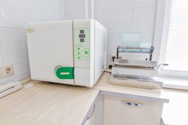 Depoda çalışan tıbbi aletlerin steril temizlenmesi için gerekli ekipman.