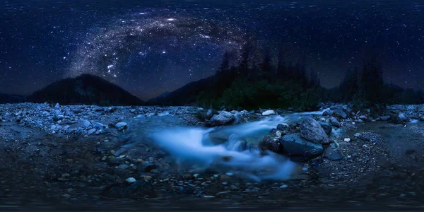 L'arc de la voie lactée au-dessus de la rivière de montagne au milieu de la forêt sur une longue exposition. Panorama sphérique 360vr — Photo