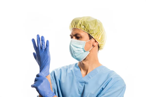 Doctor en ropa médica con guantes de goma y una máscara, retrato sobre un fondo blanco — Foto de Stock