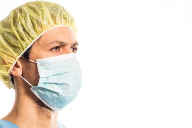 Plastik eldivenli, maskeli, beyaz arka planda portresi olan doktor.