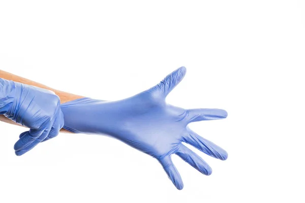 Las manos de la gente se pone guantes de goma coloridos médicos, aislar sobre fondo blanco — Foto de Stock
