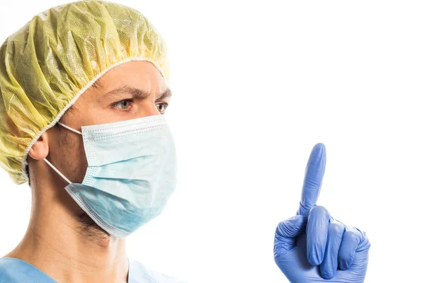Doctor en ropa médica con guantes de goma y una máscara, retrato sobre un fondo blanco — Foto de Stock