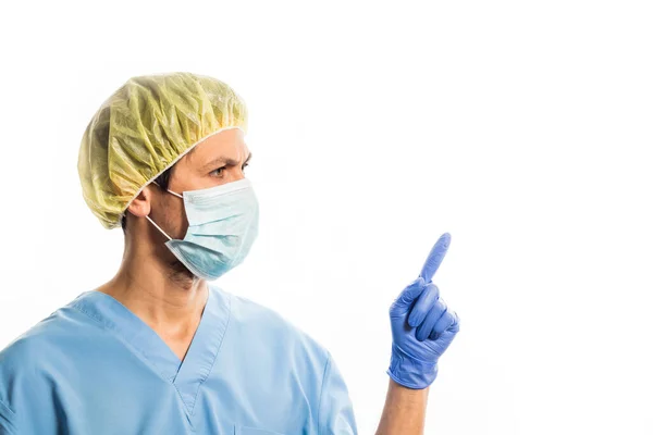 Doctor en ropa médica con guantes de goma y una máscara, retrato sobre un fondo blanco — Foto de Stock