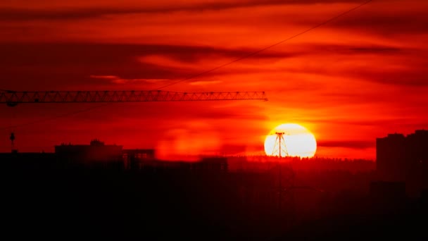 Timelapse rode zonsondergang tegen het donkere silhouet van de stad — Stockvideo