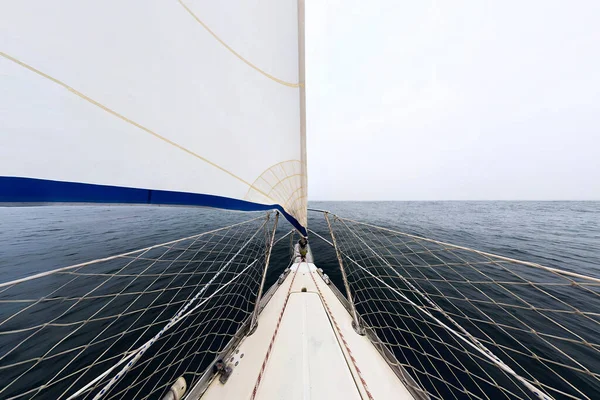 Парусная яхта белого цвета, вид с носа корабля. Большая абстрактная панорама — стоковое фото