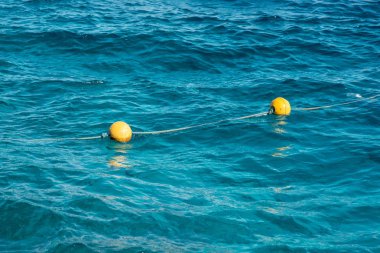 Denizde şamandıralar 