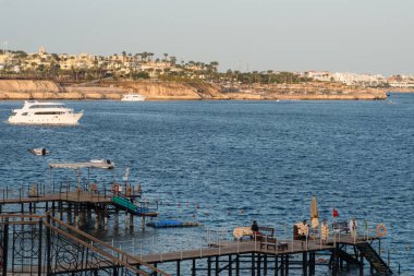 Denizde gemi. Red Sea'deki/daki sürat teknesi