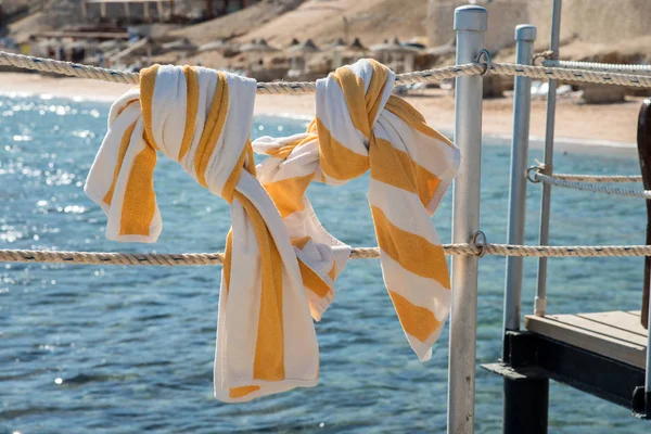 Handdukar hänga i repet nära havet — Stockfoto