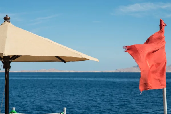 Vörös zászlót a tengeren. Tilos a fürdés — Stock Fotó
