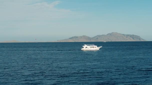 Boot in de zee. het schip in de zee — Stockvideo