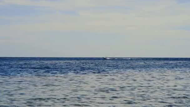 Lancha rápida no mar. barco esporte no mar em uma caminhada à noite — Vídeo de Stock